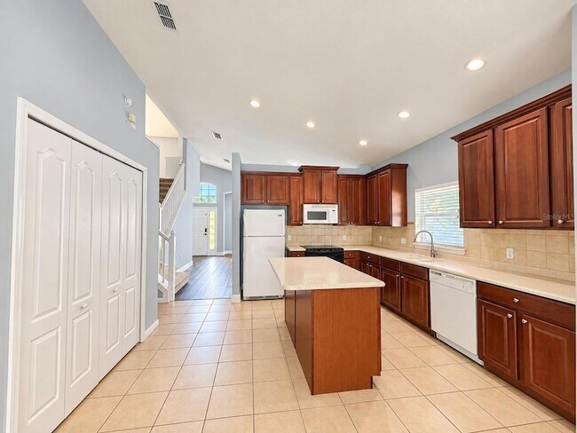 Building Photo - 895 Hacienda Cir