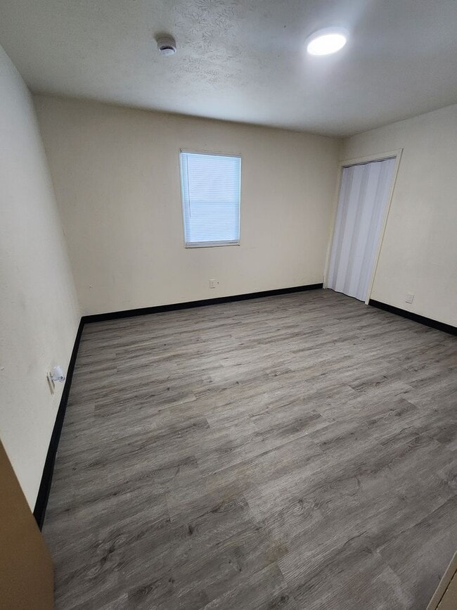 Building Photo - 4 Bedroom Clean House For Rent