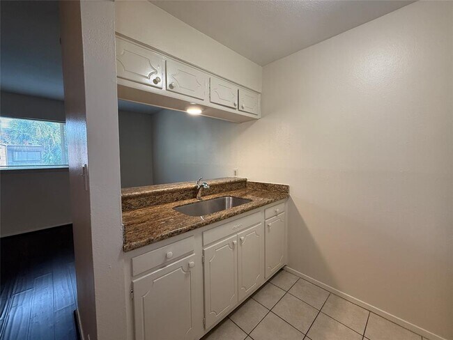 Building Photo - 1530 Heights Blvd