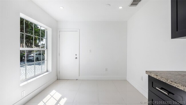 Building Photo - 1811 SW 124th Way