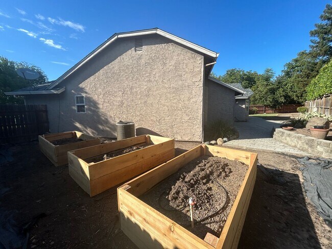 Building Photo - 203 Legacy Ln