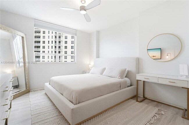Building Photo - 801 Brickell Key Blvd