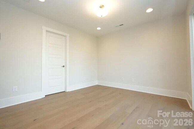 Building Photo - 1405 Kenilworth Ave