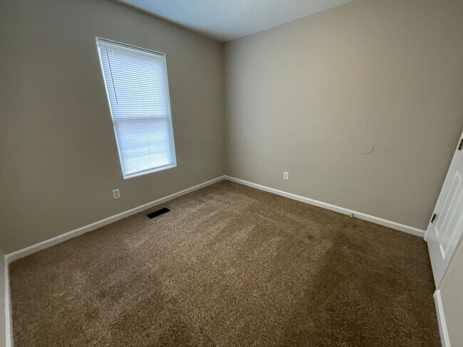 Building Photo - Now Available! Cute 4 Bed, 2 Bath Bungalow in Glenwood! Great Central GSO location