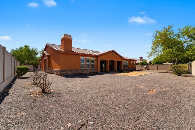 Building Photo - Welcome to this inviting Phoenix Rental - Available!