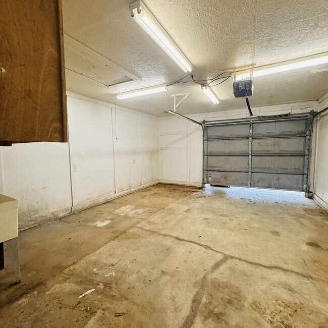 Building Photo - Now leasing this charming 2-Bedroom | 1-Bathroom Single-Family Home in Bridge City, TX