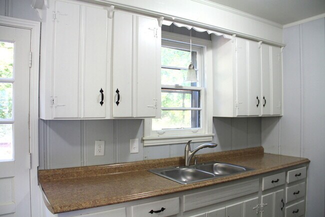 Building Photo - Donelson - Updated 2 bedroom 1 bath - tons of parking & storage!