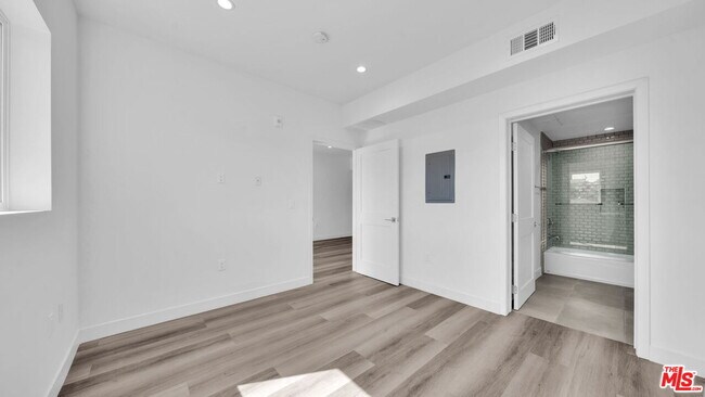Building Photo - 627 N Dillon St