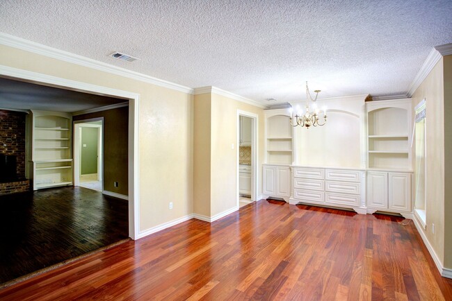 Building Photo - Available August 1st | 4 Bedroom Home with...