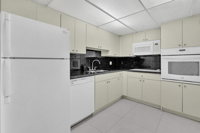Building Photo - 400 Kings Point Dr