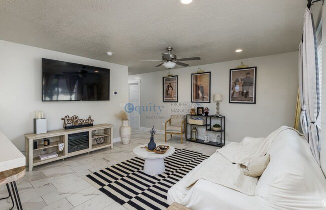 Building Photo - 2734 S Riverhead Dr