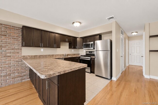 Building Photo - 6 Pell Pl