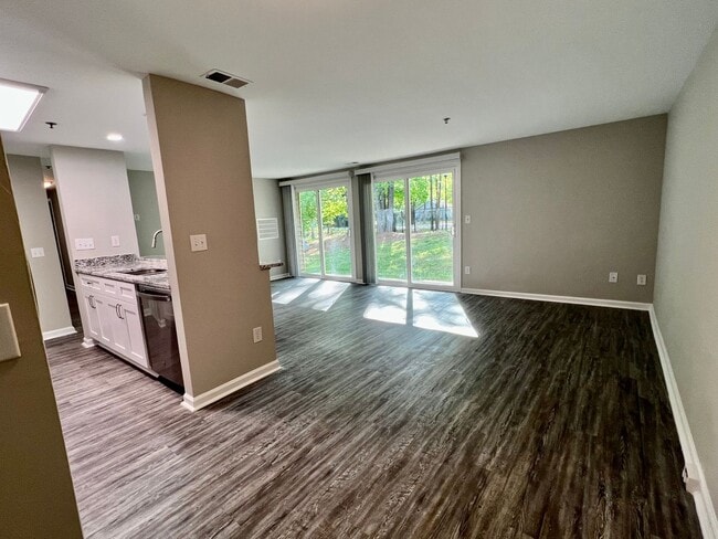 Building Photo - University Spacious 1st floor Condo