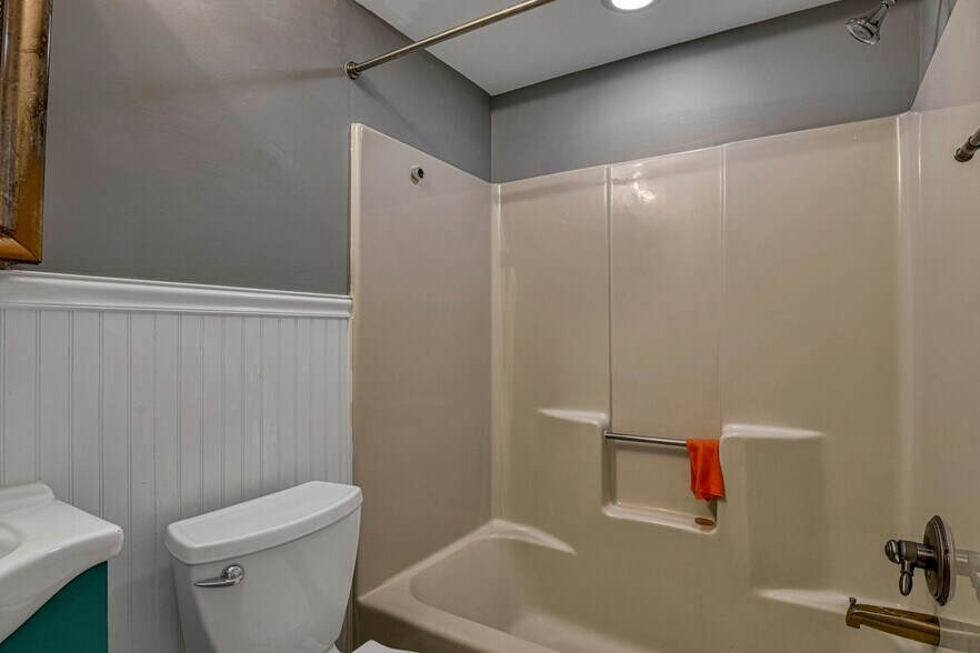 Building Photo - 31 Home Pl