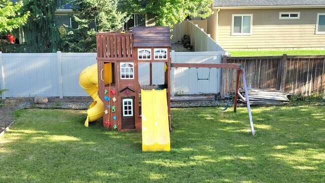 Building Photo - Gorgeous Split Level with Fenced Backyard