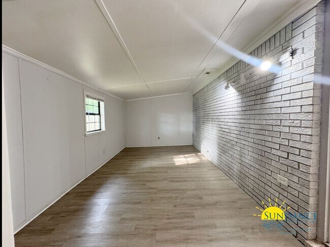 Building Photo - Charming 2-Bedroom Home with Bonus Room in...
