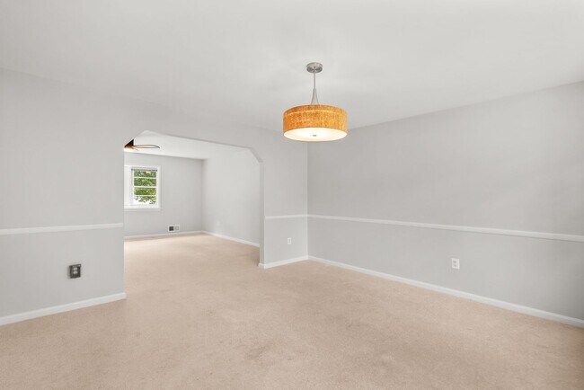 Building Photo - 5 Bed 3 Bath - Chevy Chase Rambler - Move IN Ready