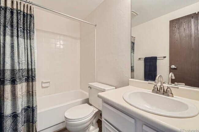 Bath with tub - 2477 S Victor St
