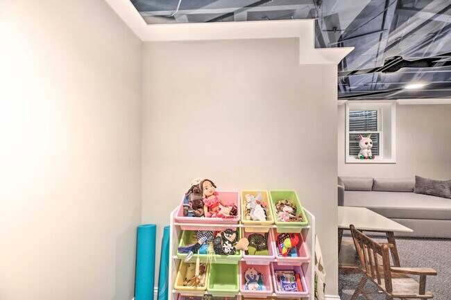 Building Photo - 696 Crescent Blvd