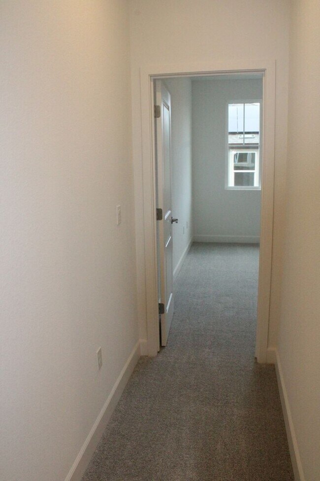 Building Photo - ***PENDING*** 4 Bedroom / 3 Bath House with Solar in San Marco Community-Close to Bart!