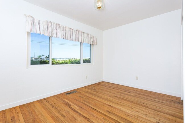 Building Photo - Large Traditional Home in La Mesa!