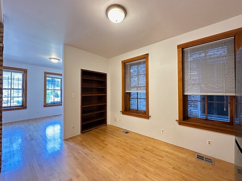 Building Photo - 1435 N Bosworth Ave