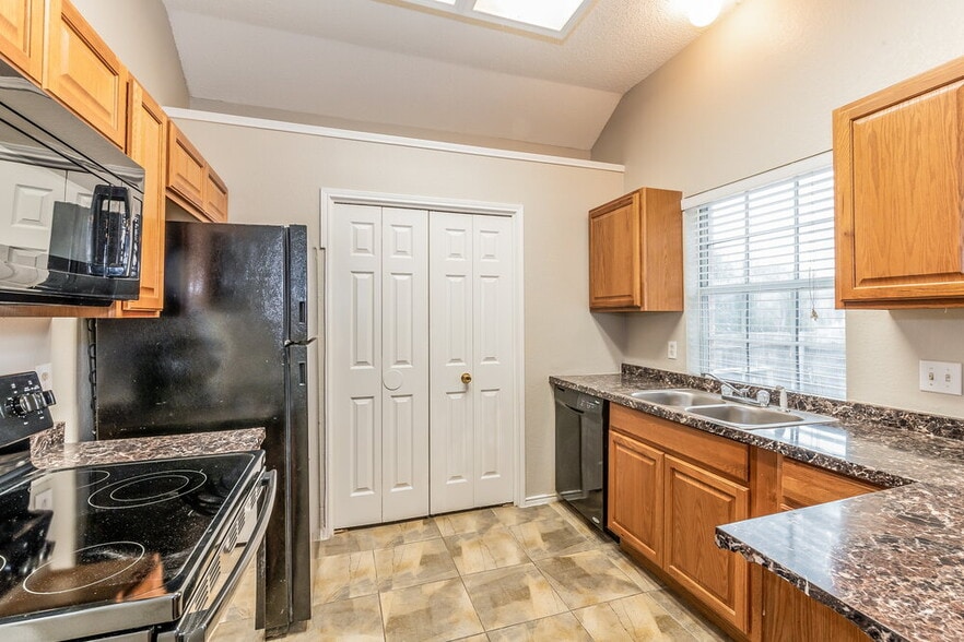 Building Photo - 1345 Overlook Dr