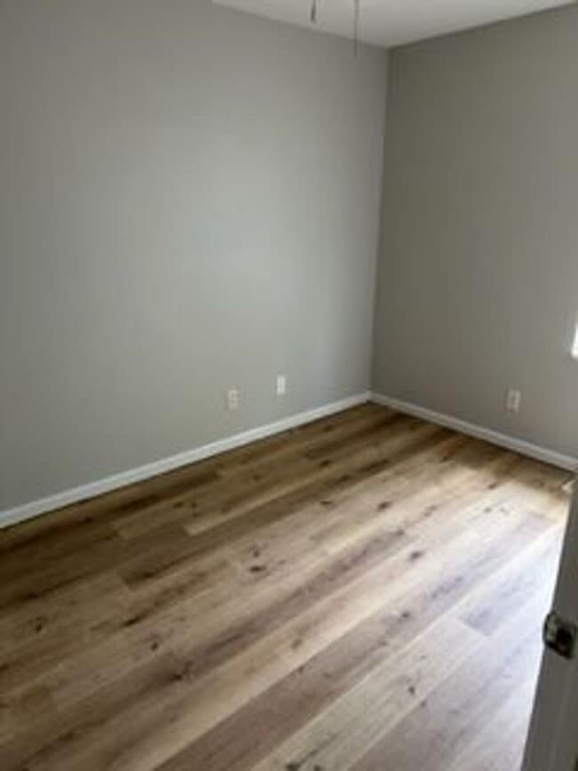 Building Photo - 4bedroom Home