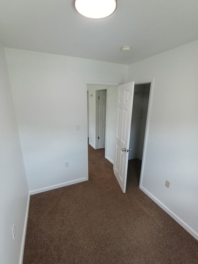 Building Photo - 2044 Garrick Ave