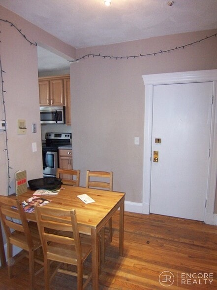 Building Photo - 65 Park Dr