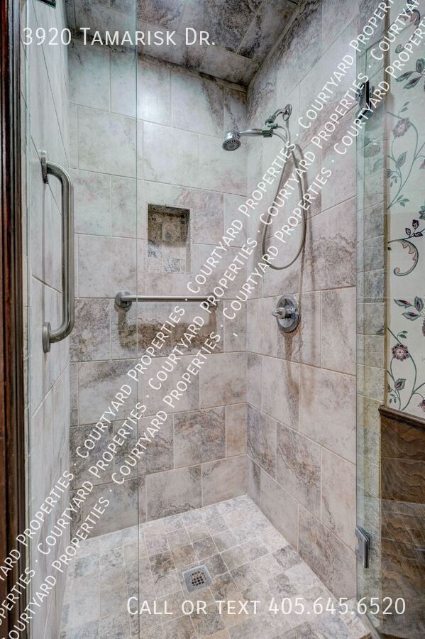 Building Photo - 3920 Tamarisk Dr