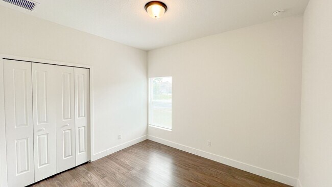 Building Photo - AVAILABLE NOW! 4 BD/2BA Home in Beautiful Palm Bay!! Wonderful home ready for move-in.