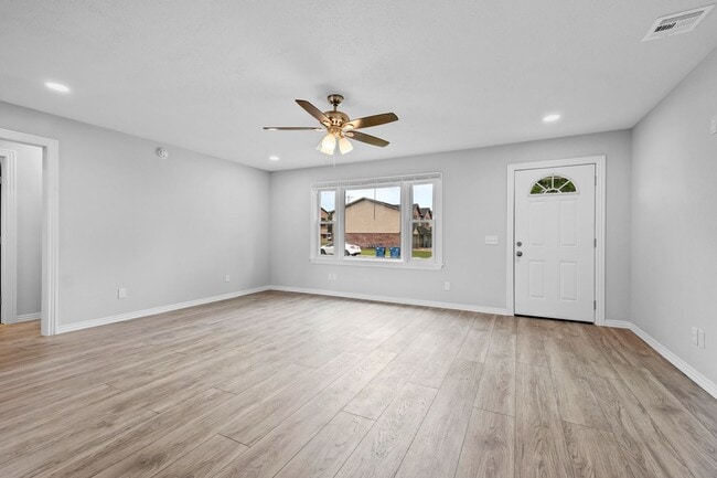 Building Photo - 3 Bed, 2 Bath Home Available in Gentry!