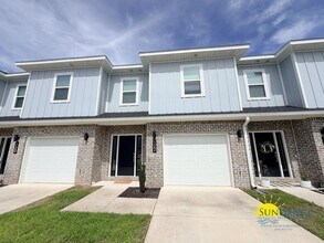 Building Photo - Gorgeous 2 Story 4 Bedrooms Townhome in Fort Walton Beach!