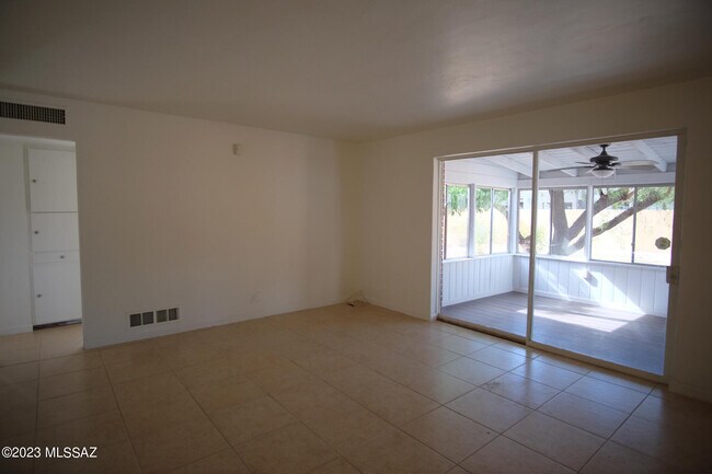 Building Photo - 721 E Joan Pl