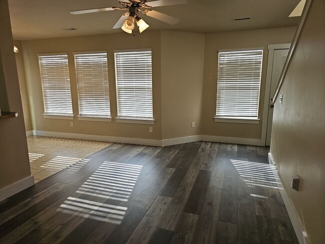 Building Photo - Nice 2 bedroom, 2 bath condo in a fabulous...