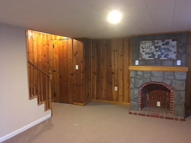 Building Photo - $1,950 / 3br - 1600ft2 - Recently Renovate...