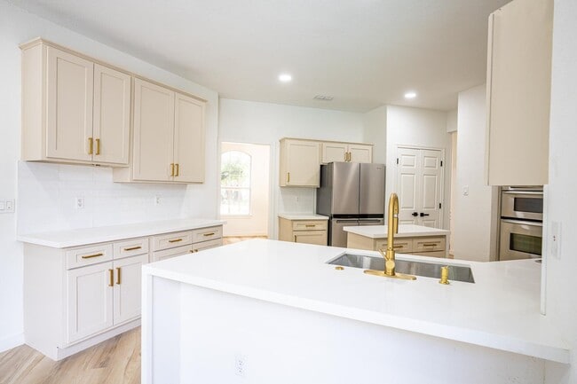 Building Photo - 7625 Shadow Wood Dr