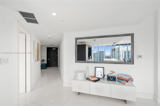 Building Photo - 200 Biscayne Blvd Way
