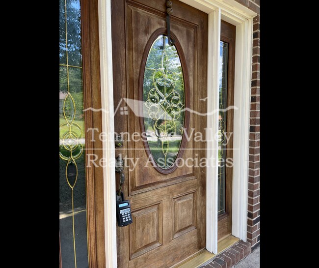 Building Photo - MOVE IN READY! Spacious 4 bed/2.5 bath spl...
