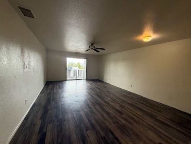 Building Photo - 2 Bedroom 2 Bath Contact Property Pros 928...