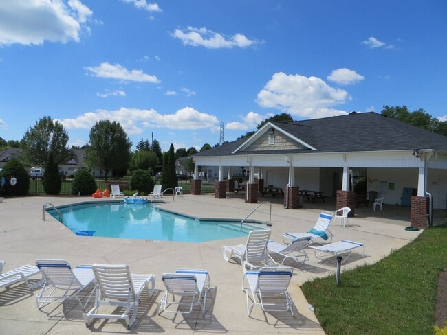 Building Photo - Super Cute 2 bedroom 2 bath townhome In Ro...