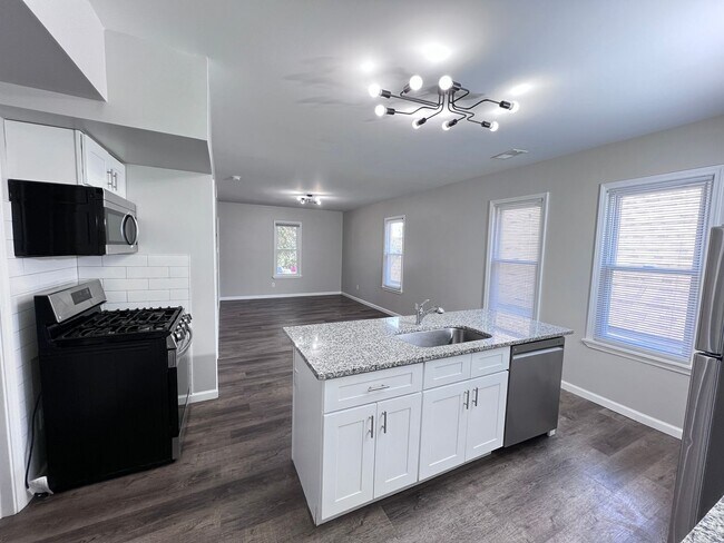 Building Photo - 5651 Plumer St