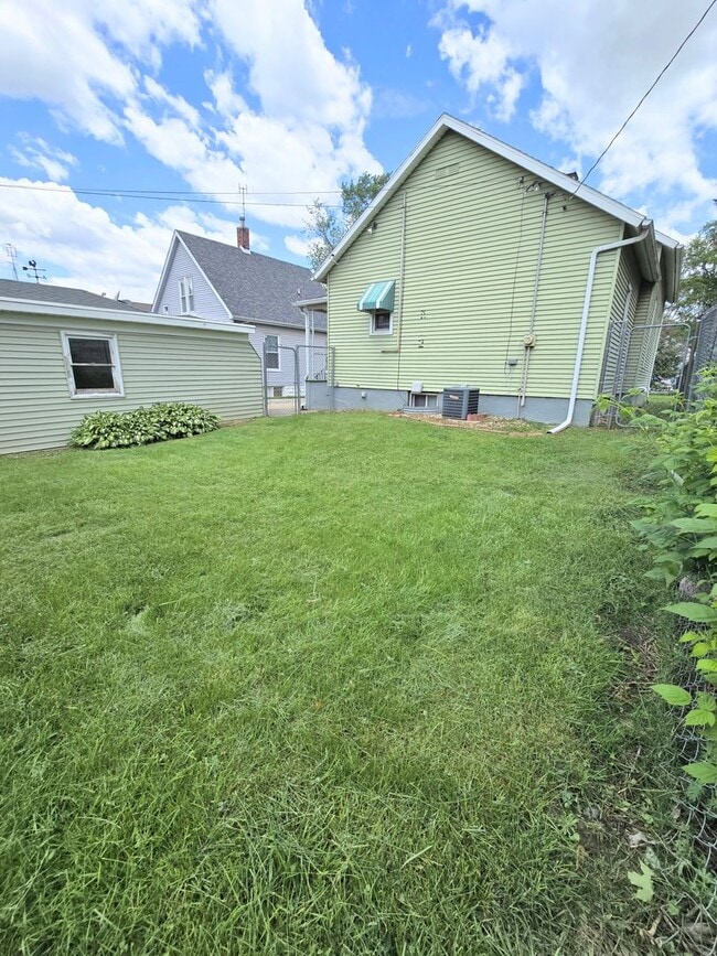 Building Photo - Charming 2-Bedroom Home with Fenced Yard, ...