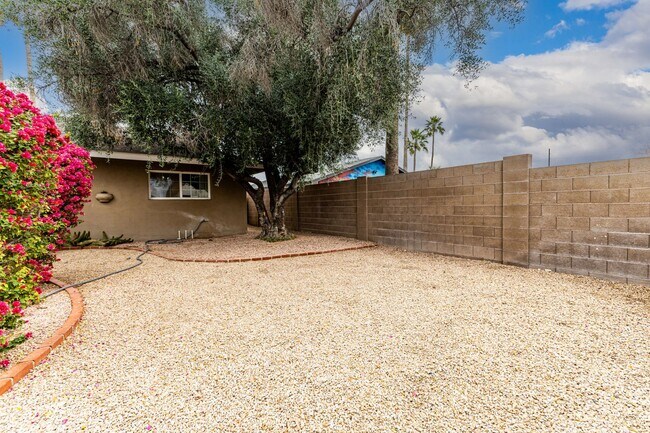 Building Photo - STUNNING 4 bed/2 bath Scottsdale Home- FURHISHED or UnFURNISHED