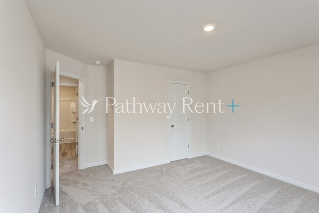 Building Photo - 608 Mackenzie Cv