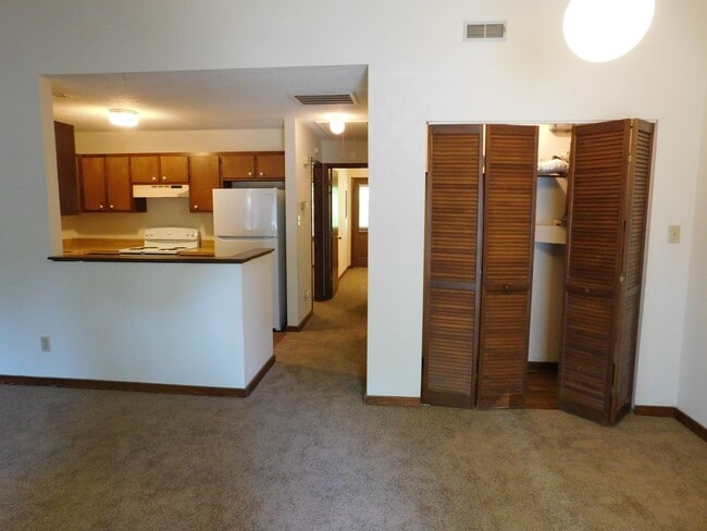 Building Photo - 2 Bedrooms, 1 bathroom Cathedral ceiling i...
