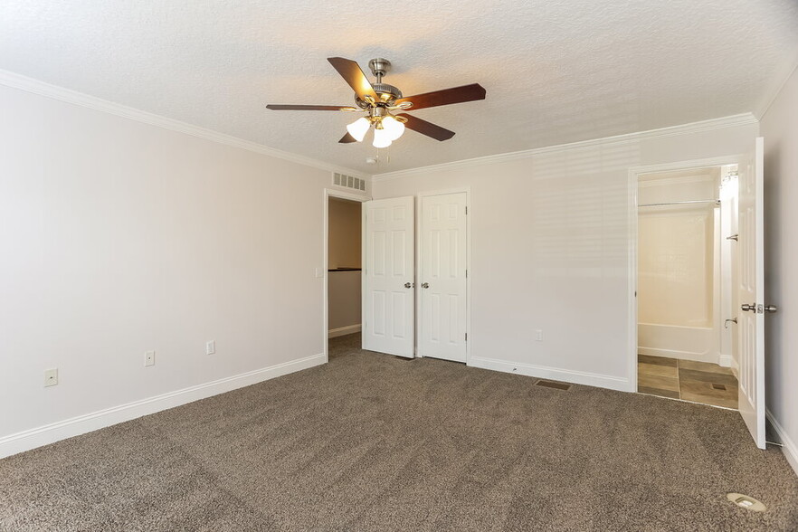 Building Photo - 11894 Lake Bend Cir