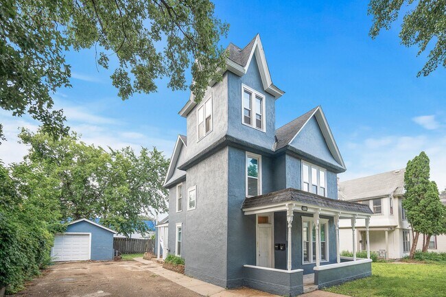 Building Photo - 3BR/1 Bath Lower Level Duplex in Northeast...