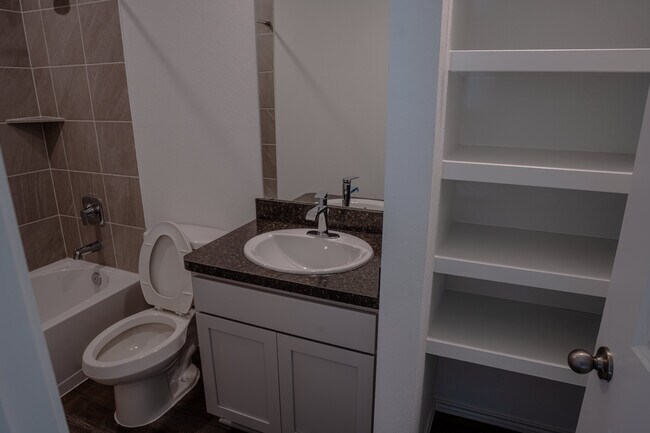 Building Photo - 5746 Hampton Vly Dr